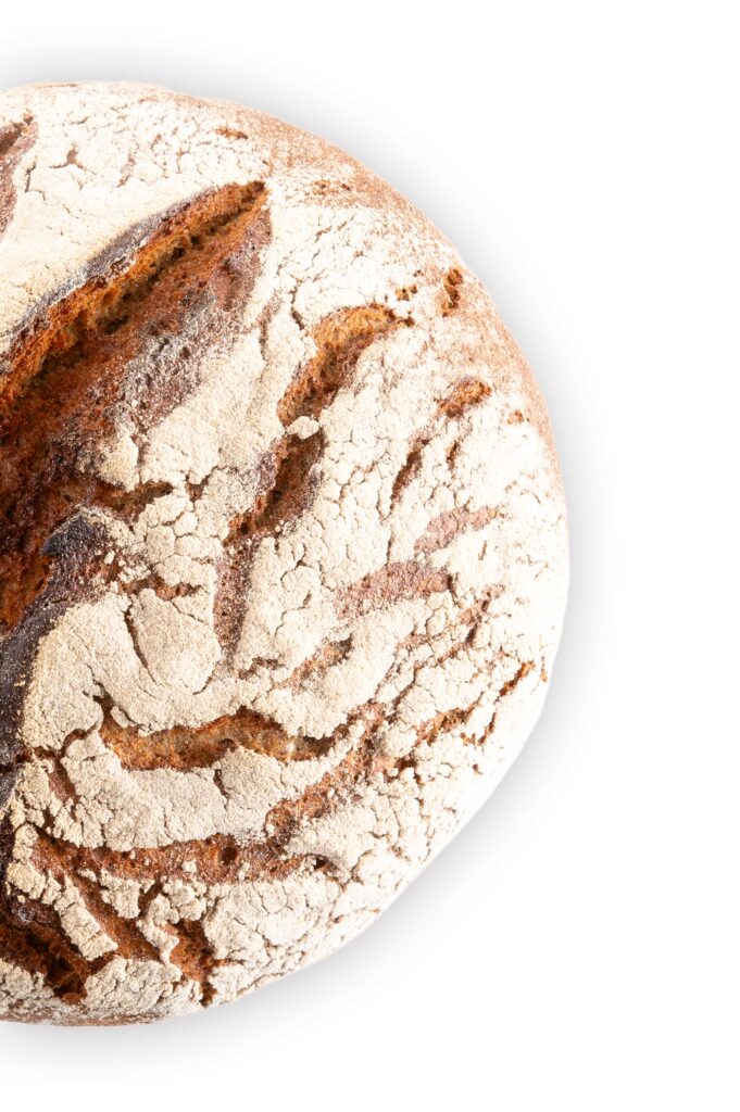 Halbes Guten Morgen Kruste Brot aus der Vogelperspektive auf weißem Hintergrund.